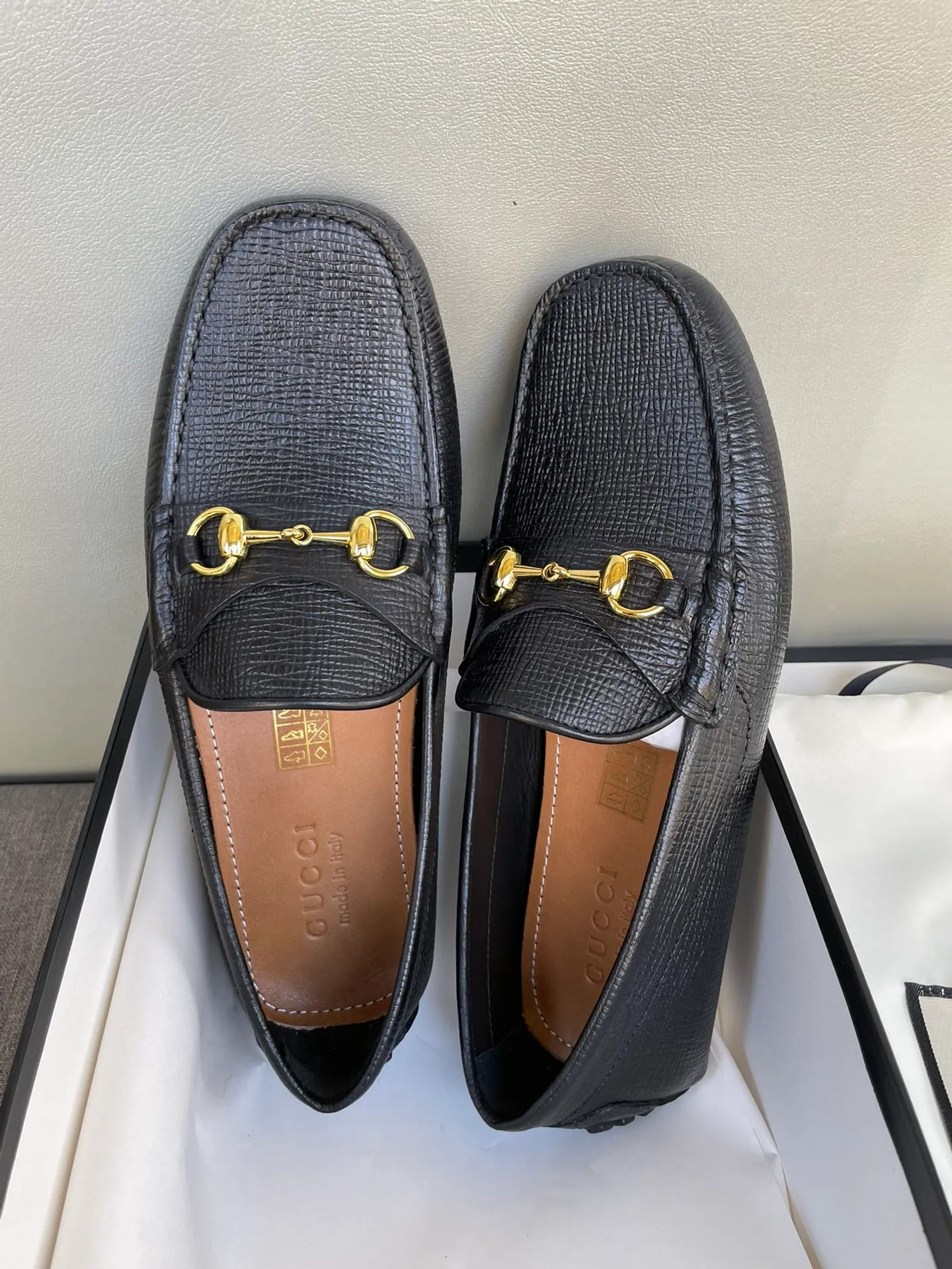 Batch 740💰[strong][strong][strong] Original order quality, new counter styles synchronized, Gucci counter new styles, handmade men's driving shoes, bean shoes, slip-on shoes, lazy shoes, exquisite hand-stitching, workmanship details comparable to the counters, Italian imported cowhide, water-dyed cowhide lining, tree paste leather feet, sweat-absorbent and odor-proof, off-white, black 39-44, large quantity in stock (38, 45 custom-made)
